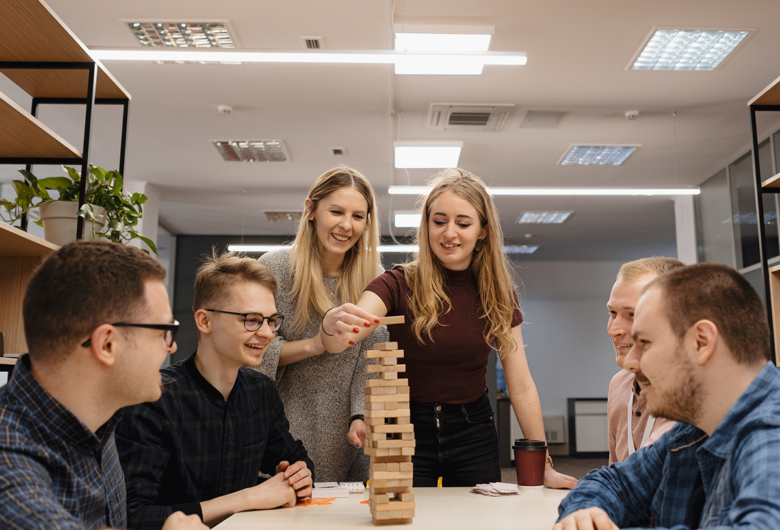 zdjęcie grupy grającej w Jengę